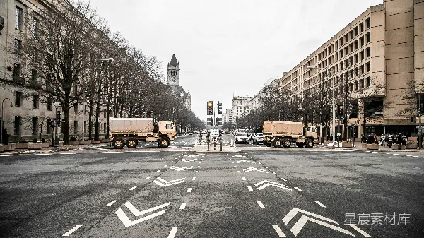 高清摄影 城市街道上的军事卡车