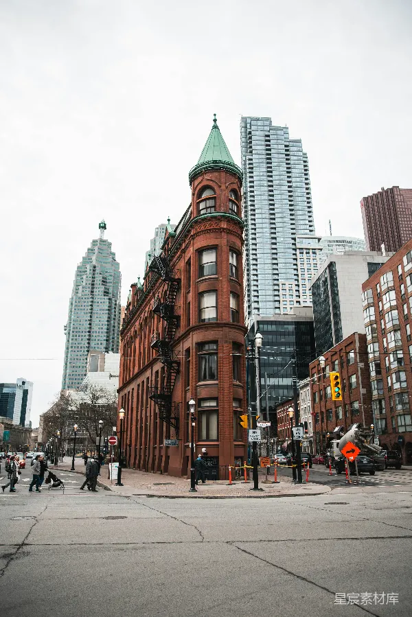 高清摄影 多伦多Gooderham Building与现代高楼的对比