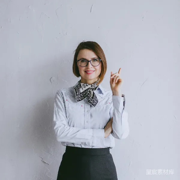 高清摄影 一个戴眼镜并系着领带的女性