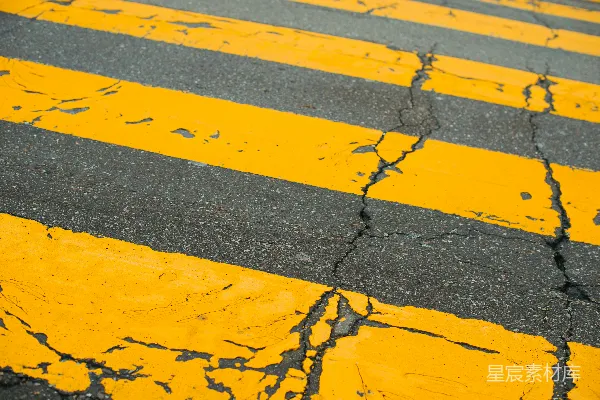 高清摄影 斑驳的黄色道路标线