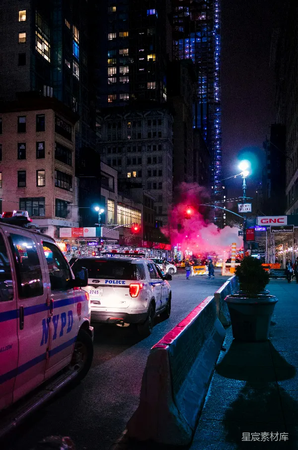 高清摄影 夜晚警车与红烟的都市景象