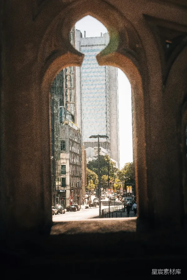 高清摄影 透过历史建筑的现代都市
