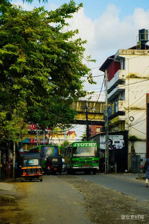 高清摄影 印度街景：繁忙的街道与绿色公交车