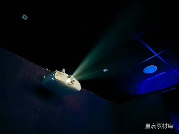 高清摄影 夜幕下的投影仪