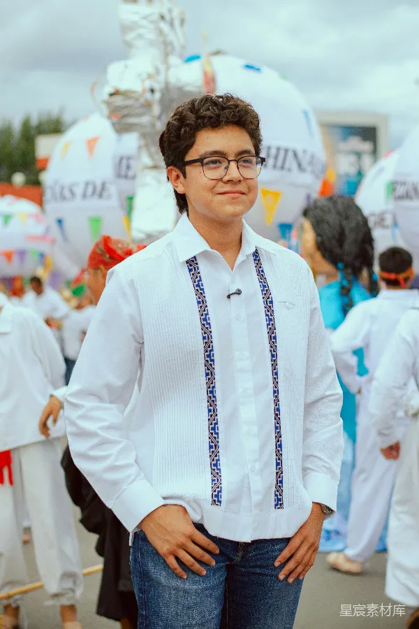 高清摄影 身穿传统服饰的年轻男孩