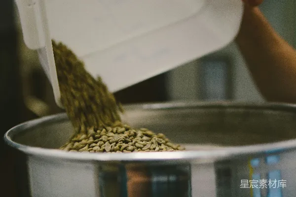 高清摄影 咖啡豆的倾倒