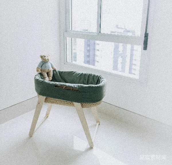 高清摄影 简约窗边婴儿床