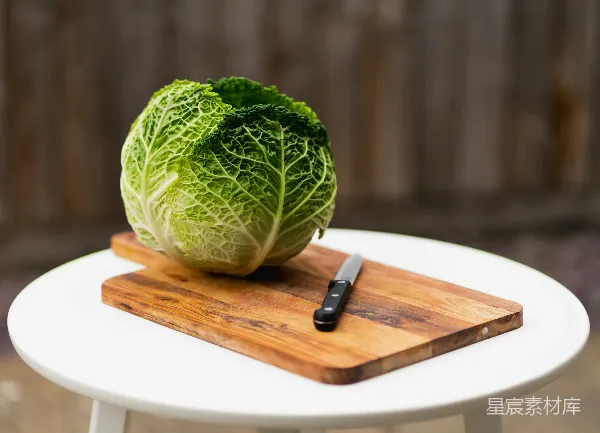 高清摄影 新鲜卷心菜与木砧板