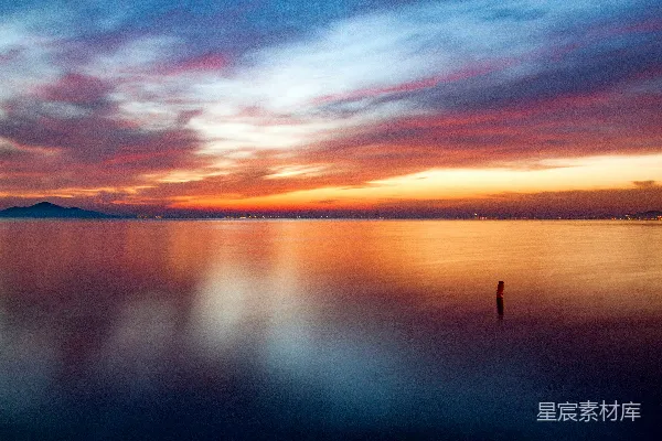 高清摄影 蓝天下夕阳时平静的海面