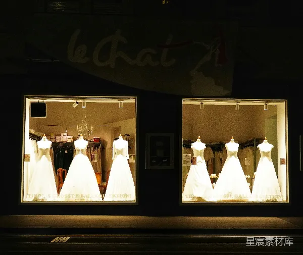 高清摄影 夜色中亮起的婚纱店橱窗