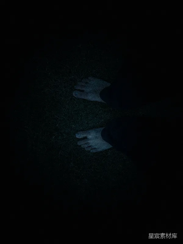 高清摄影 黑暗中的脚