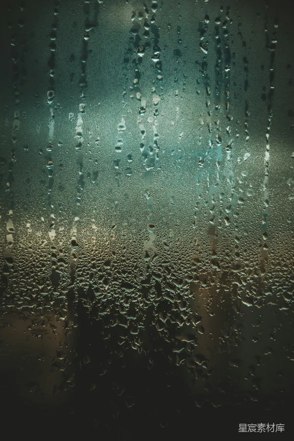 高清摄影 暗背景上滴落的雨珠