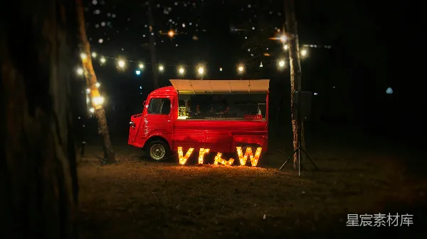 高清摄影 夜色中的复古红色货车