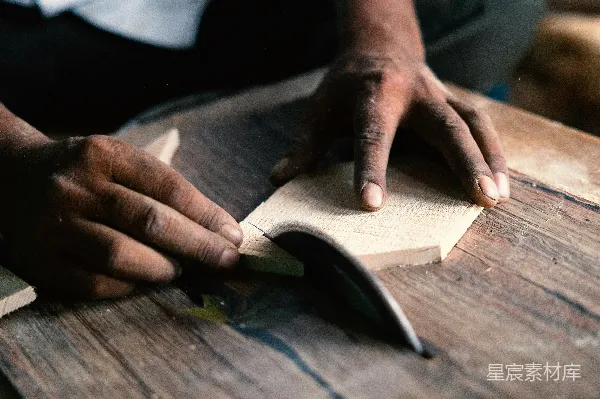 高清摄影 工人们在木工坊中手工制作