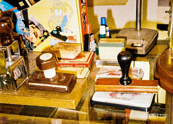 高清摄影 复古办公桌上的印章与文具