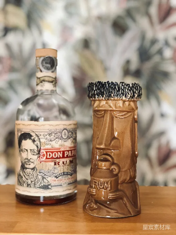 高清摄影 Don Papa Rum与陶艺酒杯
