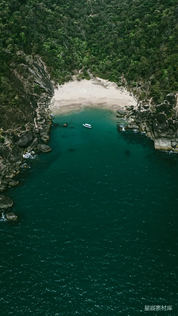 高清摄影 静谧的海湾与孤舟
