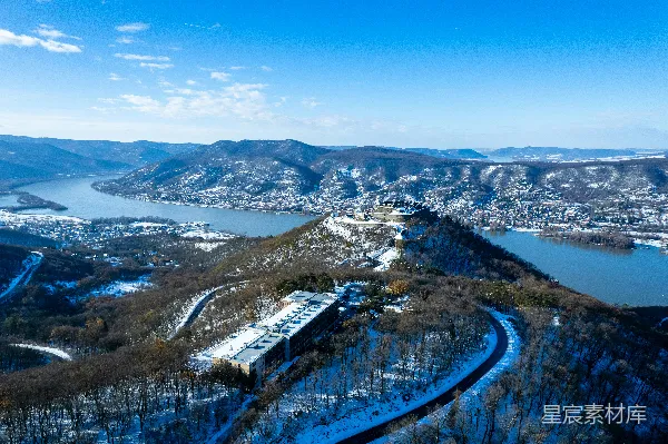 高清摄影 冬日山间小镇俯瞰图