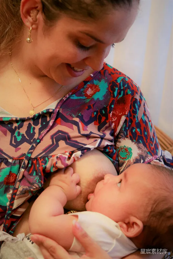 高清摄影 母乳喂养的温馨时刻