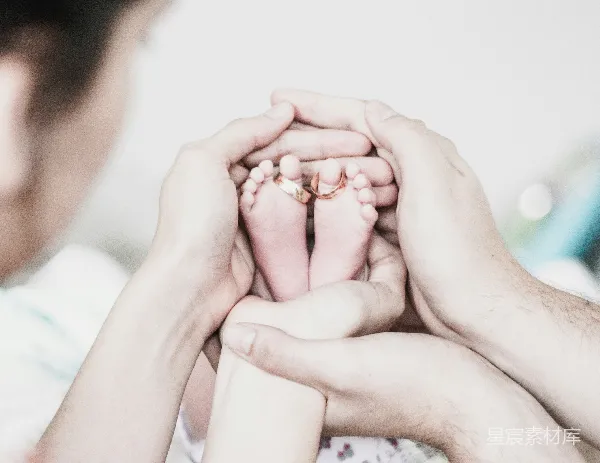 高清摄影 温馨的双手托起婴儿的小脚