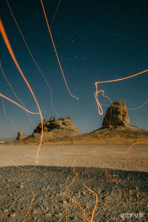 高清摄影 沙漠夜景中的光绘