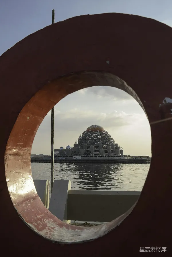 高清摄影 透过环形窗口看建筑