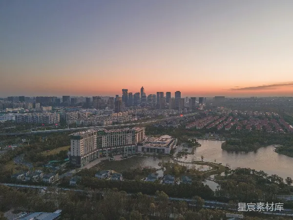 高清摄影 城市日落与湖景的宁静时光