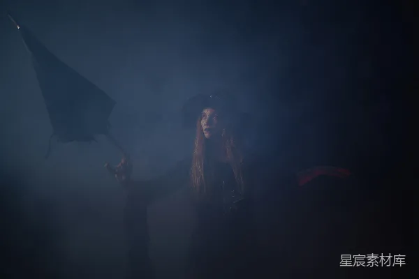 高清摄影 神秘女巫在雾中挥舞魔杖