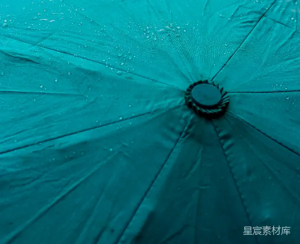高清摄影 雨后青色雨伞的细节