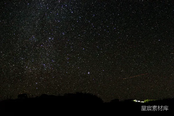 高清摄影 夜空中划过的流星与满天星斗