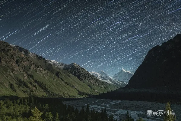 高清摄影 星轨下的雪山与森林