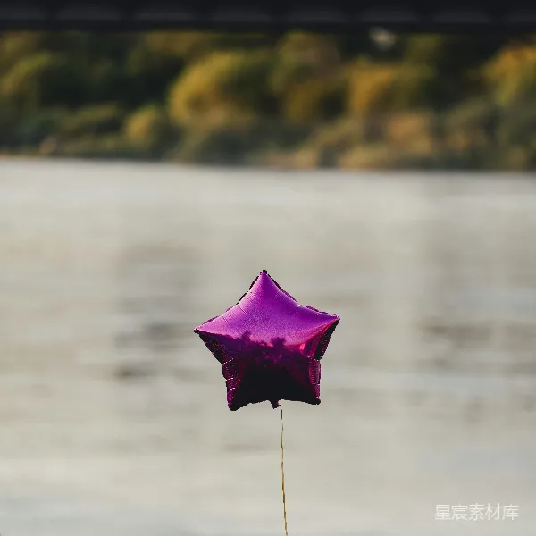 高清摄影 湖畔的紫色星星气球