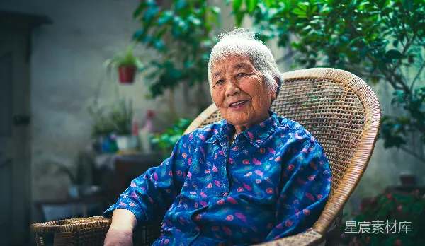 高清摄影 宁静午后，坐在藤椅上的奶奶