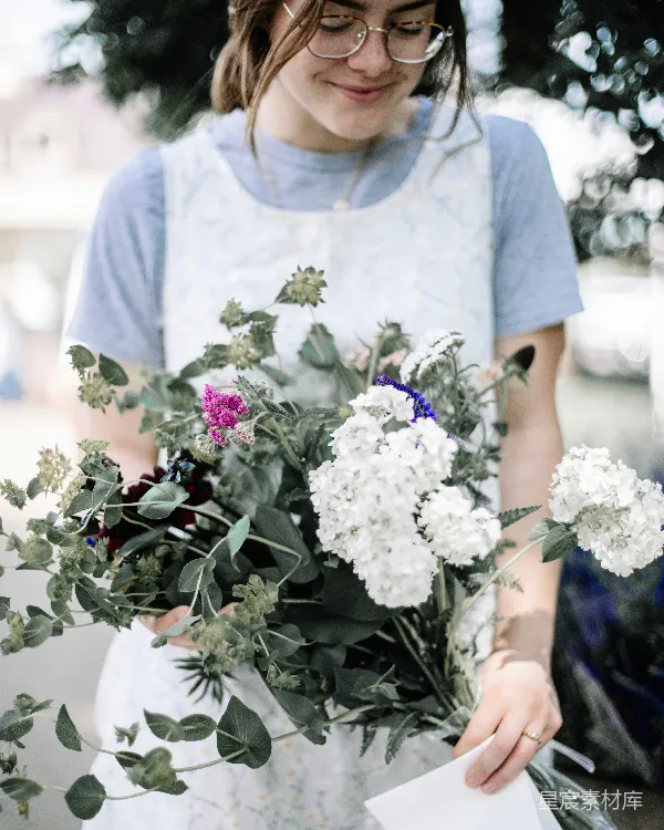 高清摄影 花艺师手捧花束