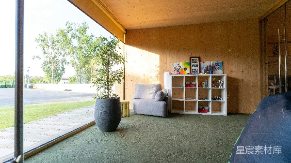 高清摄影 温馨木制客厅与户外景色