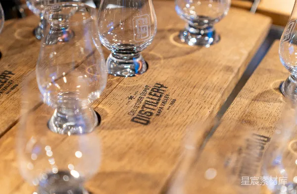 高清摄影 酒厂木质托盘与酒杯