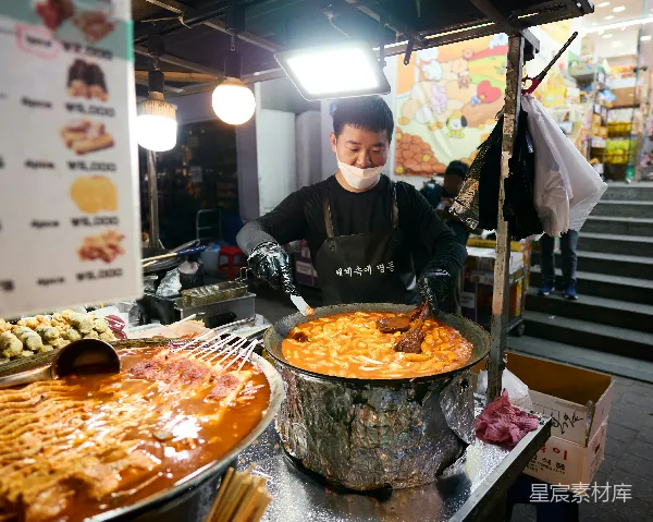 高清摄影 一个戴口罩的男人站在自助餐前