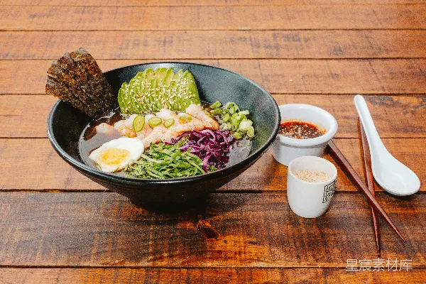 高清摄影 一张木桌上面放着一个碗的食物