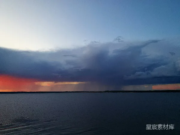 高清摄影 云遮夕阳下的水域