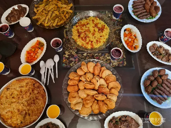高清摄影 一张桌上摆满了食物