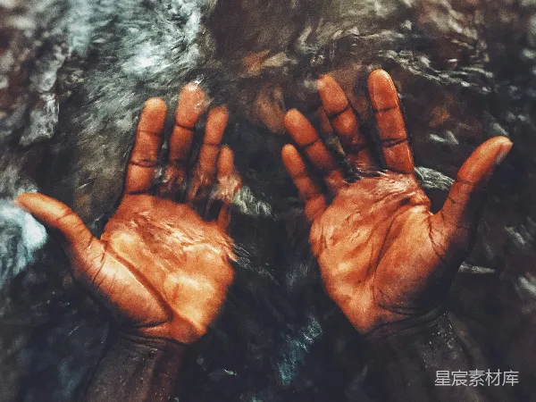 高清摄影 人的手触碰水面