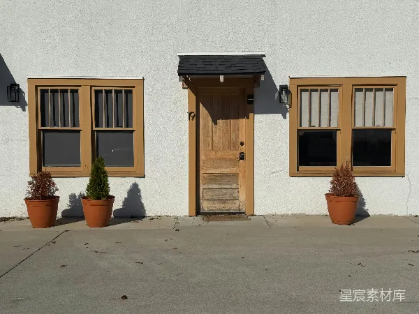 高清摄影 白面墙体配木制门和窗