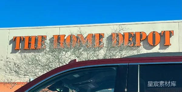 高清摄影 一辆红色的汽车停在 Home Depot 前面。
