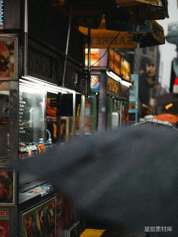 高清摄影 街上一个人拿着雨伞走着