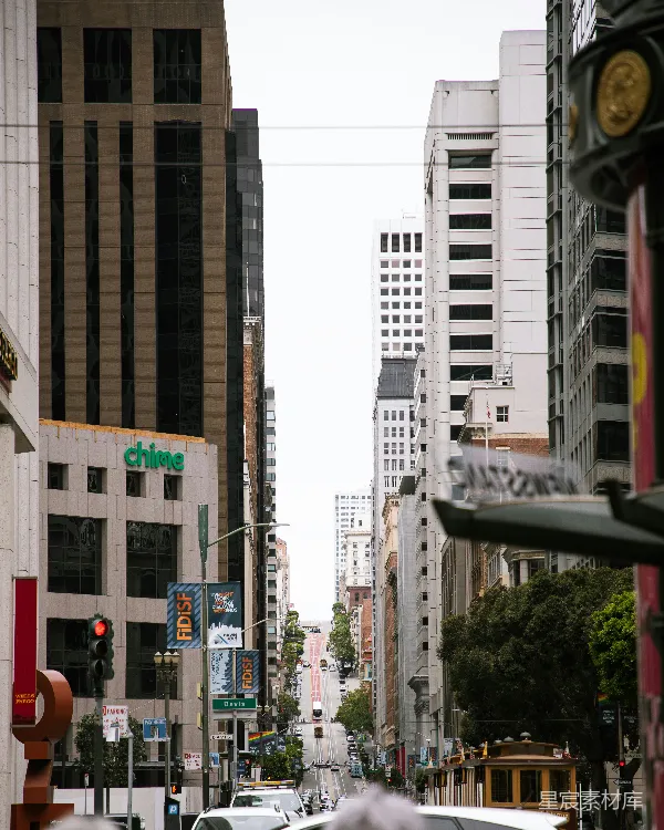 高清摄影 一条充满高大建筑物的城市街道