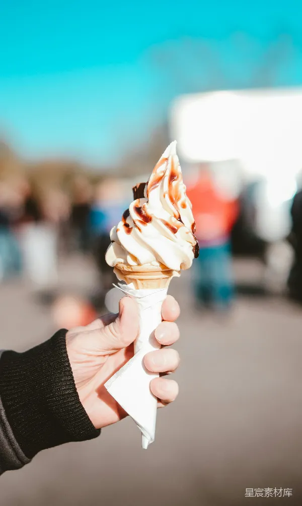 高清摄影 一个人手里拿着冰淇淋 Cone。