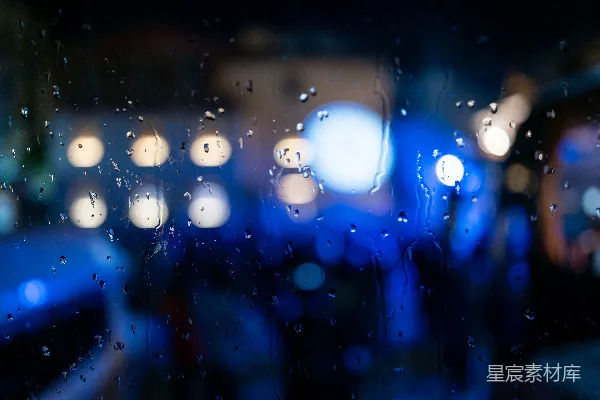 高清摄影 透过蒙上雨水的窗户模糊的城市街道的一幅图像