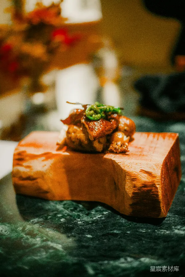 高清摄影 精致开胃菜端放在木块上。