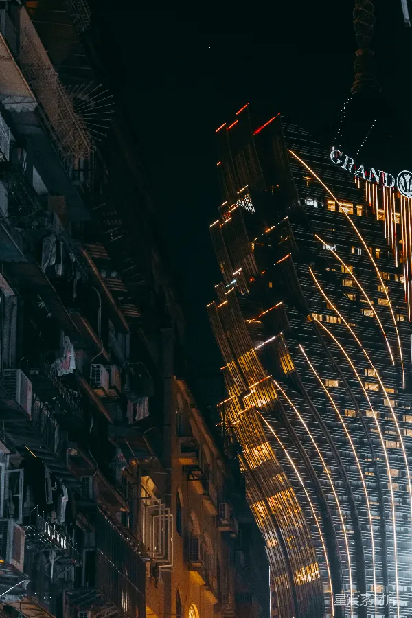 高清摄影 一座非常高大的建筑在夜间灯火辉煌。