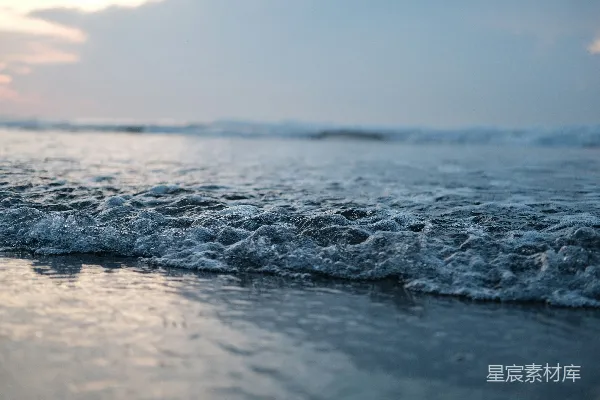 高清摄影 海滩上的一处特写镜头：一波浪水